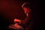 Live di Nicolas Becker e Robert Aiki Aubrey Lowe – Courtesy La Biennale di Venezia. Photo Andrea Avezzù