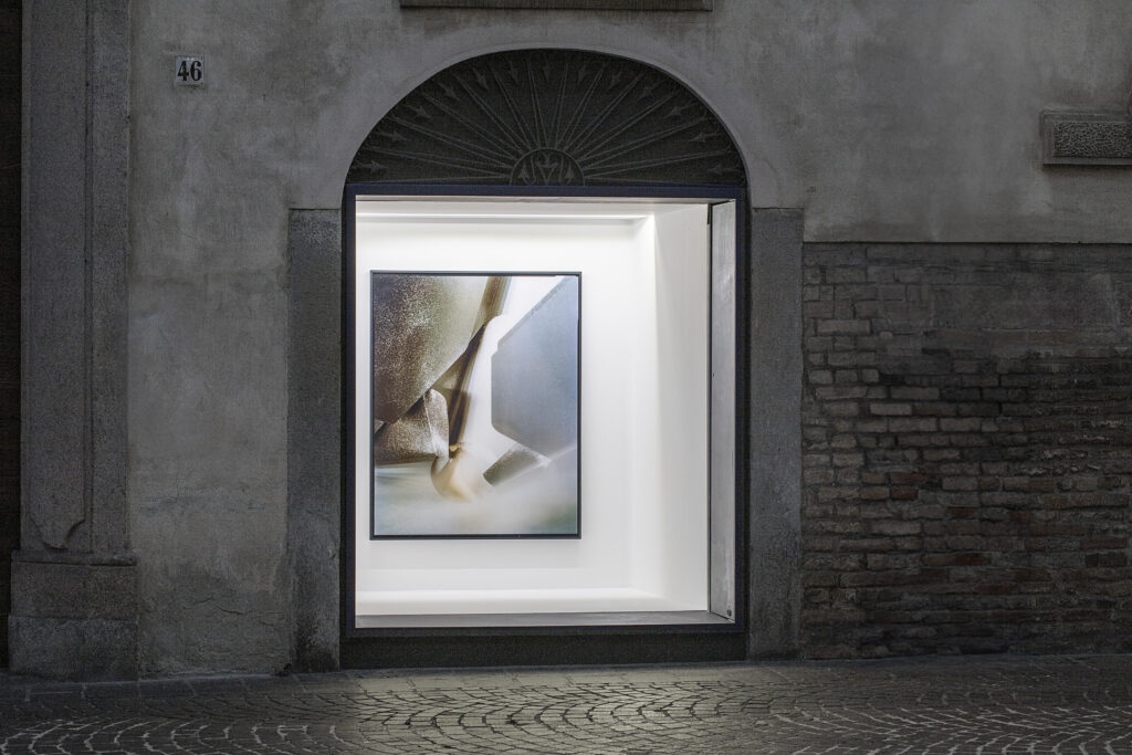 Arte in vetrina a Lodi. L’installazione fotografica di Carlo Valsecchi fruibile 24 ore su 24