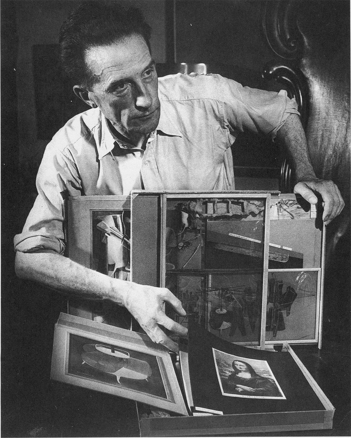 Marcel Duchamp con l’esemplare non ancora completato di da o di Marcel Duchamp o Rrose Sélavy (Scatola in una valigia) 1935–41, in casa di Peggy Guggenheim, 440 East Fifty-first Street, New York, agosto 1942. La fotografia è in origine pubblicata in Time, 7 settembre 1942