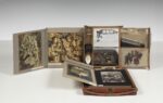 Marcel Duchamp, de ou par Marcel Duchamp ou Rrose Sélavy (Boîte-en-valise), 1935–1941. Edizione deluxe. Venezia, Collezione Peggy Guggenheim. © Association Marcel Duchamp, by SIAE 2023