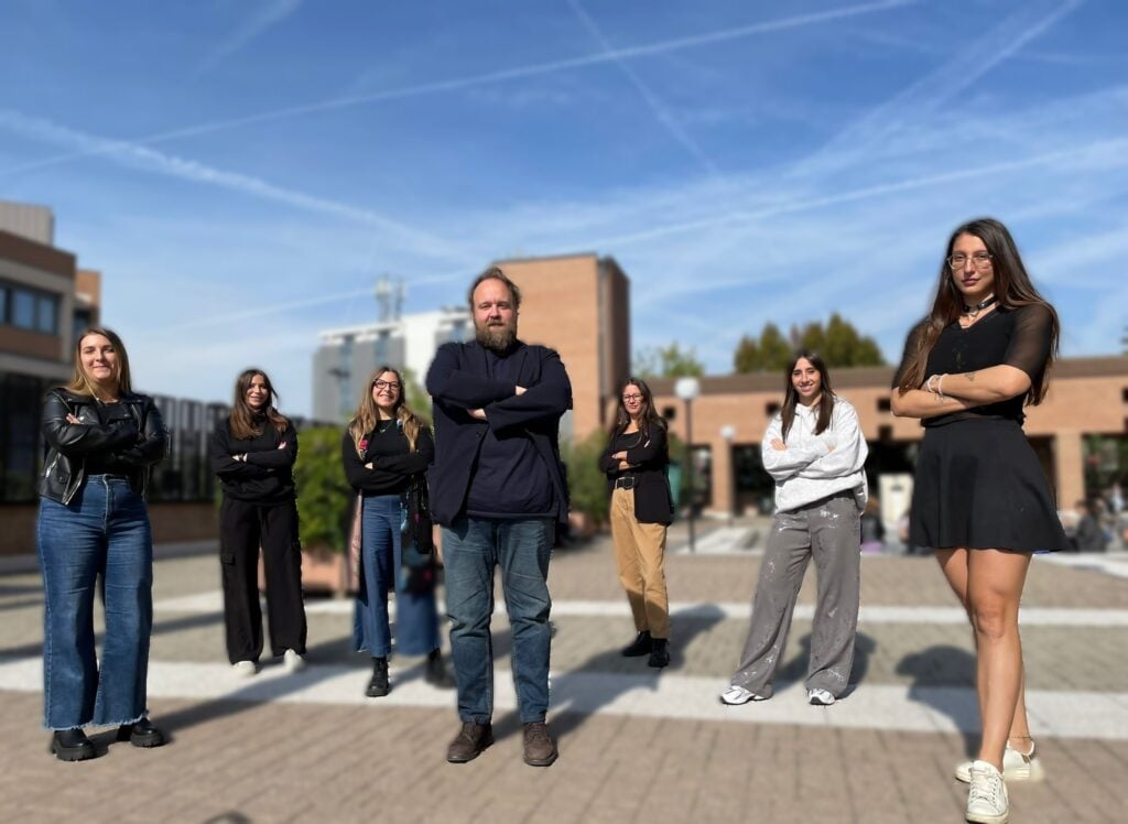 NIcolas Ballario con alcune studentesse Iulm autrici dell'intervista