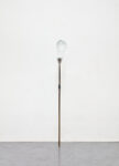 Namsal Siedlecki, Soffio, 2023 scultura in vetro soffiato, cristallo, acciaio, argilla refrattaria 190 x 25 x 27 cm. Courtesy l'artista and Magazzino, Roma. Photo Namsal Siedlecki
