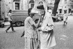 Pablo Bartholomew, Mendicanti Parsi a Fort / Parsi beggars in Fort, c.1980 Courtesy Pablo Bartholomew & PHOTOINK