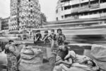 Raghu Rai, Raccoglitori di stracci /Ragpickers, Brabourne Road, 1991 Courtesy Raghu Rai & PHOTOINK