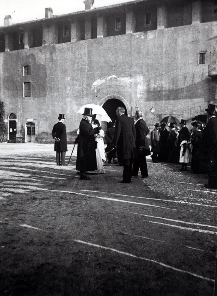 Re Umberto I e Luca Beltrami durante la cerimonia per l'inaugurazione della sede della Società Lombarda. Courtesy Societa Storica Lombarda ETS