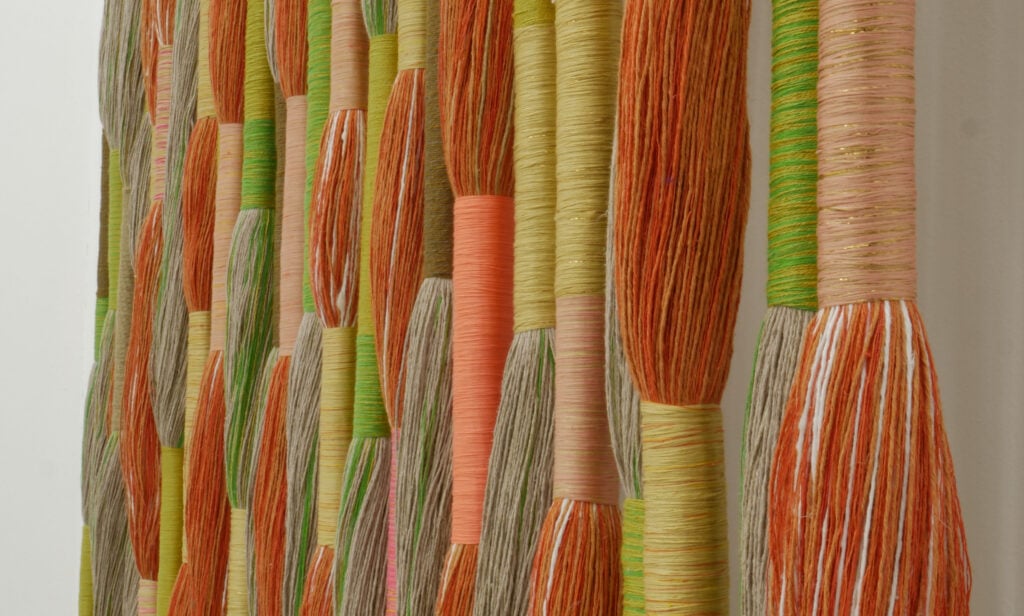 Sheila Hicks / Nedko Solakov – Flying colors in yarn and water