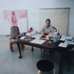 Tracey Emin nell'ufficio del suo studio a Margate con un dipinto in lavorazione