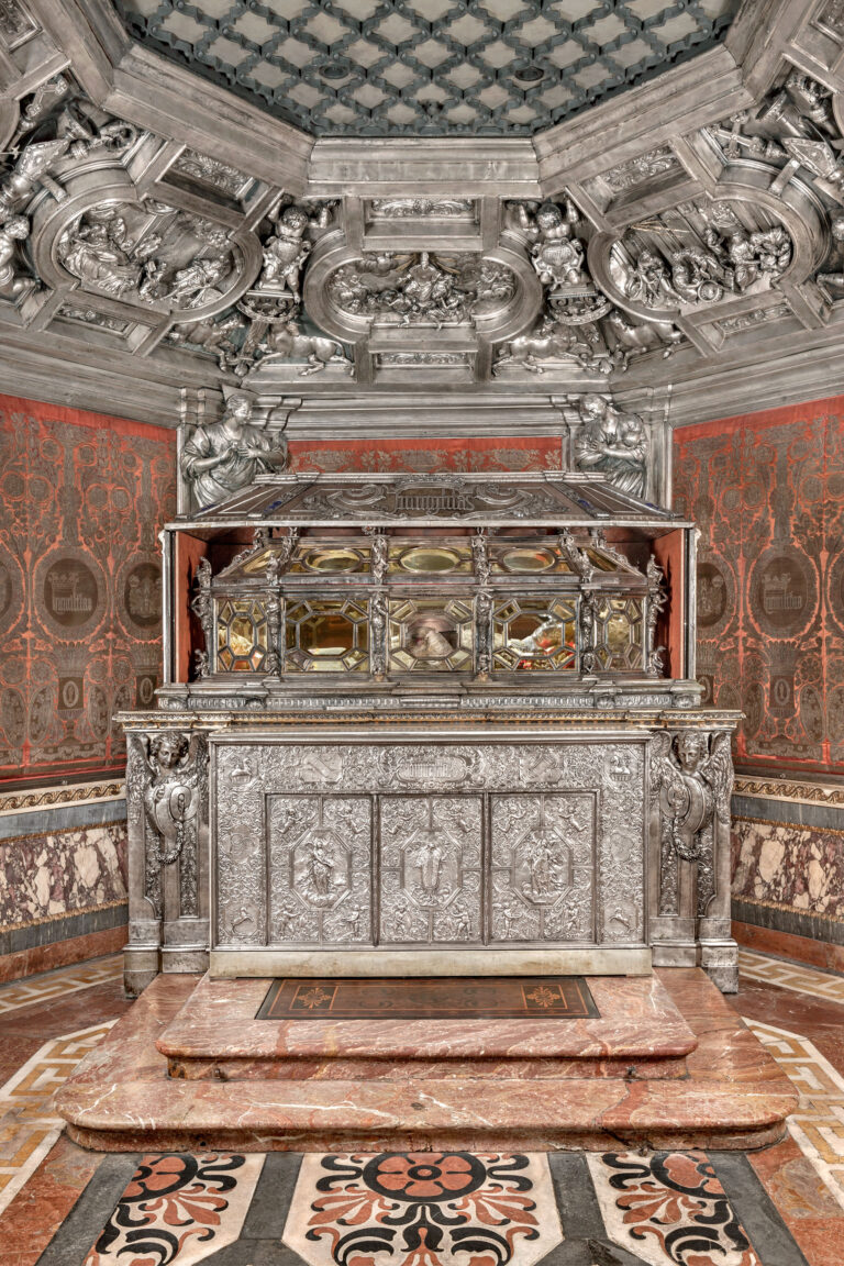 Urna aperta Scurolo di san Carlo Borromeo © Veneranda Fabbrica del Duomo di Milano Sotto il Duomo di Milano riapre ai visitatori il luogo con le spoglie di San Carlo Borromeo