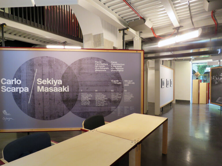 Vista dell’allestimento della mostra Carlo Scarpa, Sekiya Masaaki. Tracce d'architettura nel mondo di un fotografo giapponese, organizzata dalla Fondazione Benetton Studi Ricerche (Ca' Scarpa, Treviso). Crediti fotografici Daniela Colaci