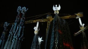 La Sagrada Família illumina le torri degli evangelisti dopo 140 anni