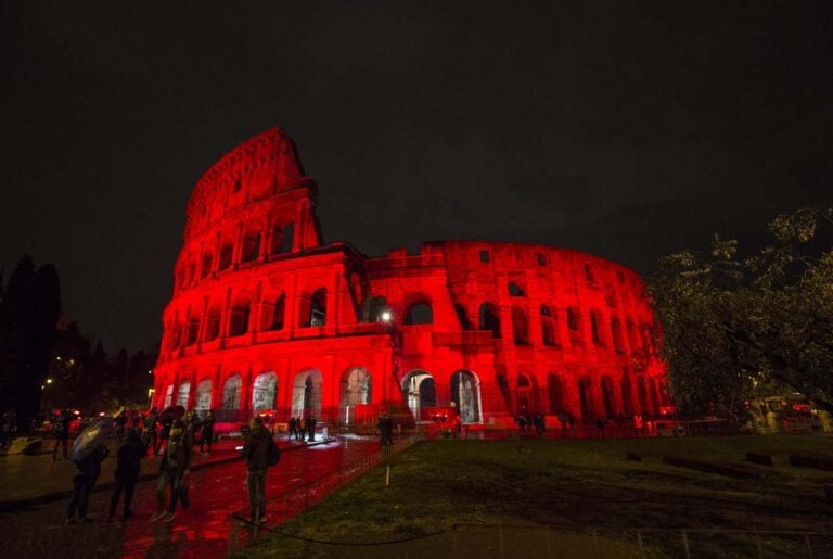Il Colosseo si tinge di rosso per il 25 novembre 2023