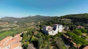 Cos’è quella lama di luce che parte da un borgo medievale? La land art di Ultravioletto in Maremma