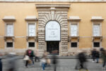 Marcello Maloberti, MARTELLATE, 2023, intervento site-specific, facciata di Palazzo Ruspoli. Stampa su forex, 1 pannello cm 381 x 275; 18 pannelli cm 240 x 120. Ph. Daniele Molajoli. Courtesy l’artista, Galleria Raffaella Cortese Milano e Albisola Superiore, Fondazione Memmo, Roma