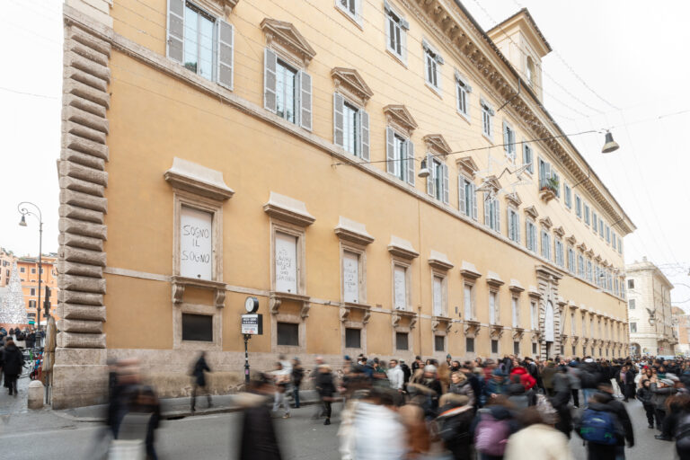 Marcello Maloberti, MARTELLATE, 2023, intervento site-specific, facciata di Palazzo Ruspoli. Stampa su forex, 1 pannello cm 381 x 275; 18 pannelli cm 240 x 120. Ph. Daniele Molajoli. Courtesy l’artista, Galleria Raffaella Cortese Milano e Albisola Superiore, Fondazione Memmo, Roma