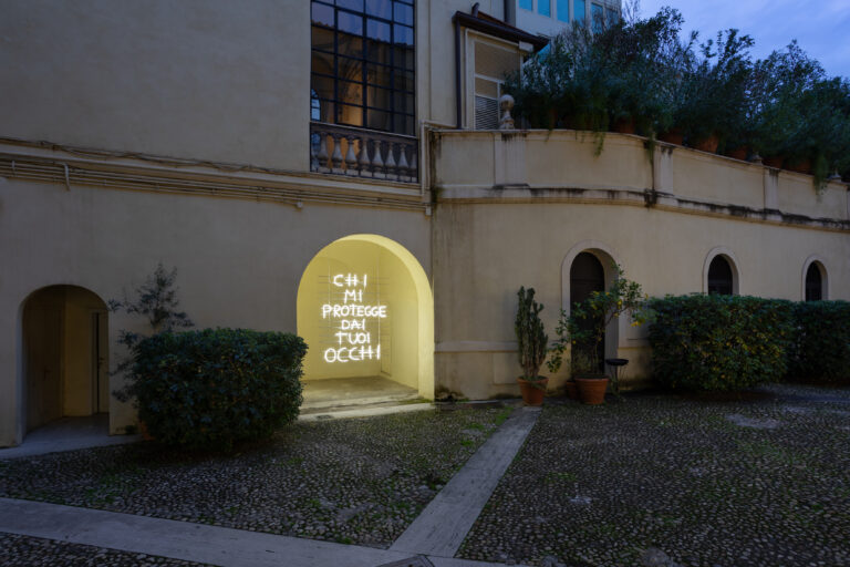 Marcello Maloberti, CHI MI PROTEGGE DAI TUOI OCCHI, 2023. Installazione neon site-specific, cm 190 X 160. Ph. Daniele Molajoli. Courtesy l'artista, Fondazione Memmo Roma e Galleria Raffaella Cortese, Milano e Albisola Superiore