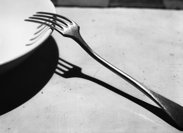 André Kertész. Etude avec une fourchette, Paris, 1928