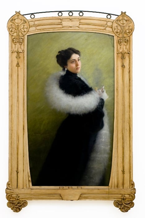Salvatore Gregorietti, Ritratto di signora con boa bianco, 1904, pastello colorato su tela, cm 137 x 80