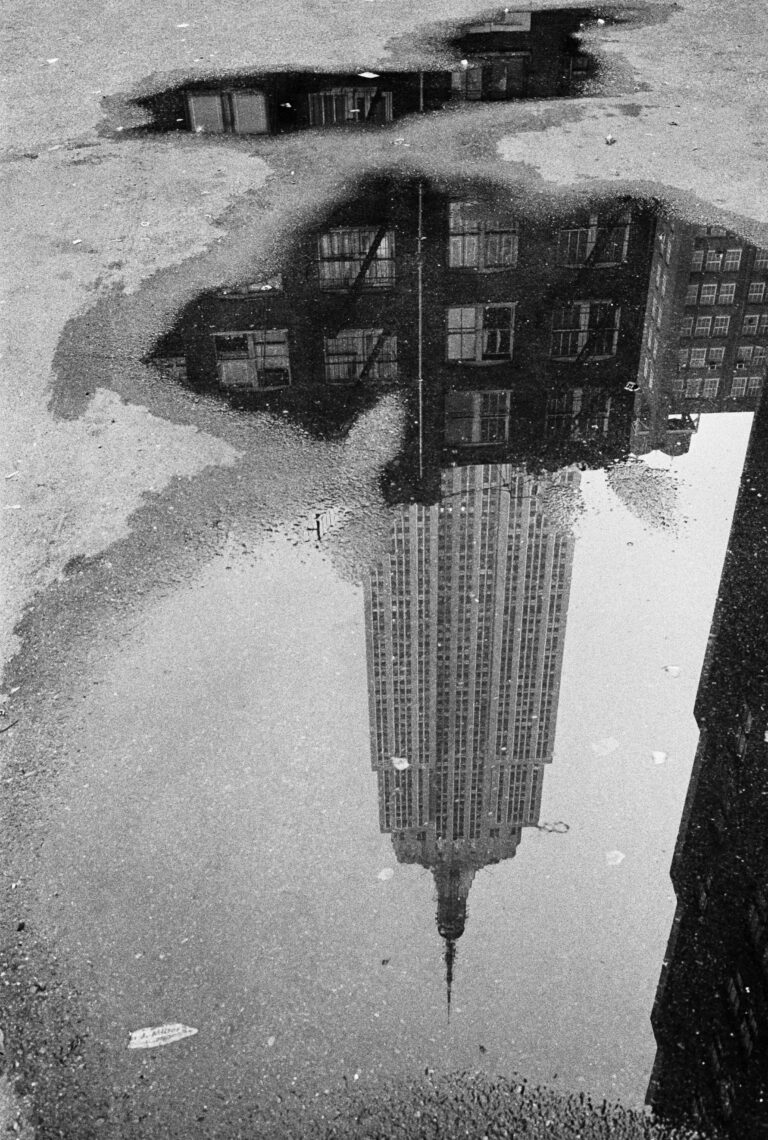 André Kertész. Reflet d'un gratte-ciel dans flaque d'eau, New York, 1967