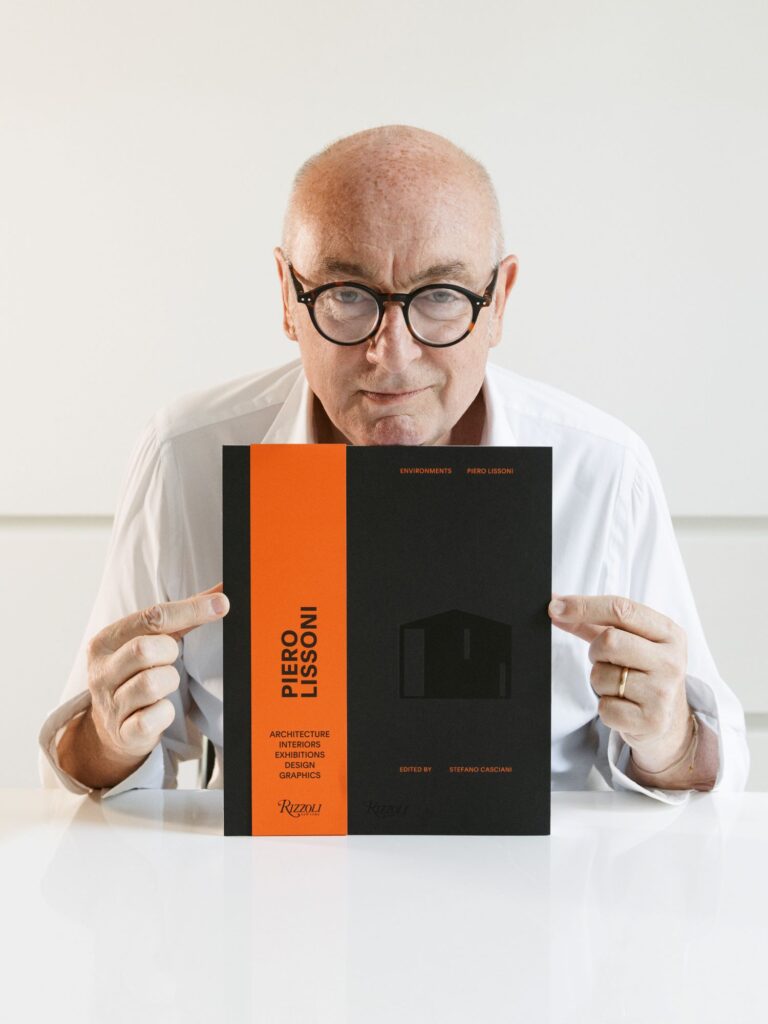 Piero Lissoni con il suo ultimo libro Environments. Photo Francesco Caredda