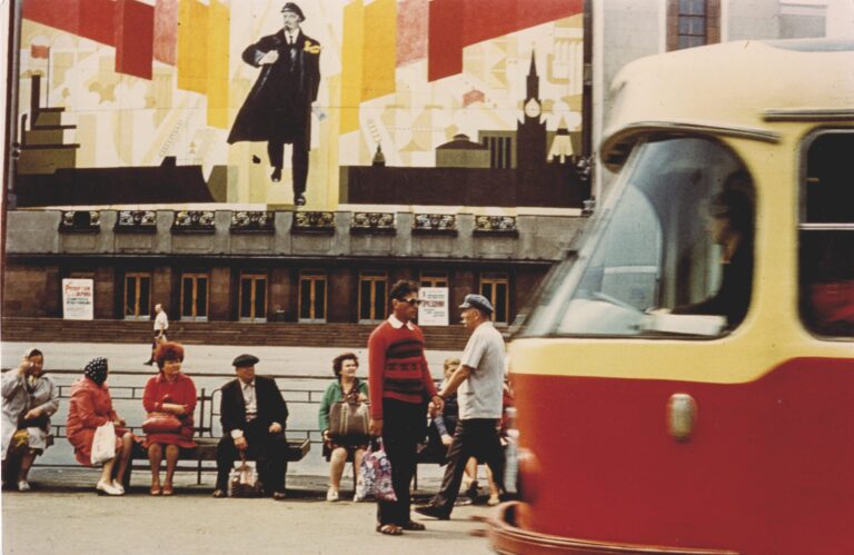 Boris Mikhaïlov, Dalla serie "Rosso", 1968-75. © Boris Mikhailov, VG Bild-Kunst, Bonn Germany | © Boris Mikhailov, by SIAE 2023. Courtesy Boris e Vita Mikhailov