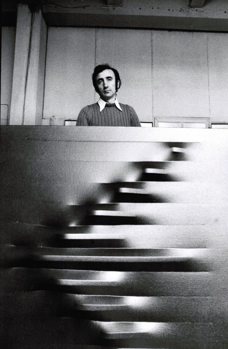 Agostino Bonalumi nel suo studio, 1970. Credits Archivio Agostino Bonalumi. Courtesy Mazzoleni