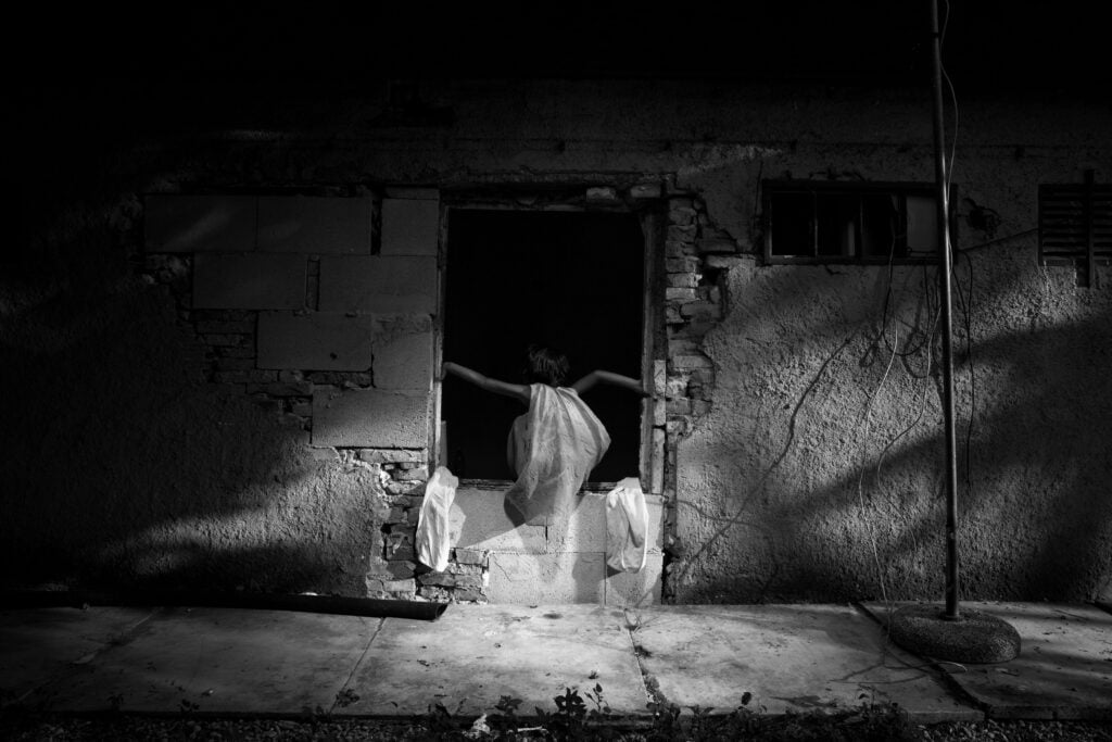 Angelina gioca a casa di sua nonna Sevia. Roma, Italia, 2015 © Paolo Pellegrin / Magnum Photos