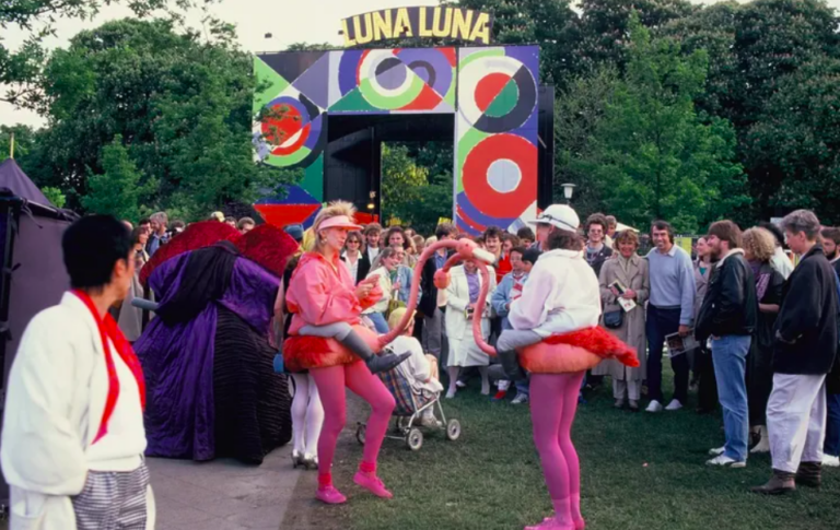 Artisti davanti all'arco d'ingresso di Sonia Delaunay e all'insegna Luna Luna, Amburgo, Germania, 1987 Foto_ © Sabina Sarnitz, Courtesy: Luna Luna