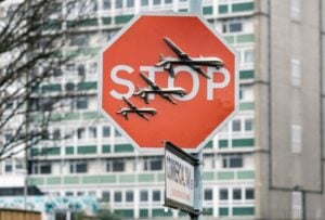 Banksy contro la guerra. La nuova opera appare su un cartello stradale di Londra