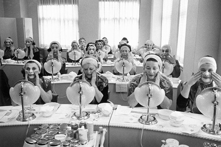 Beauty class at the Helena Rubinstein Salon, New York, USA, 1958. Photo © Inge Morath/Magnum Photos