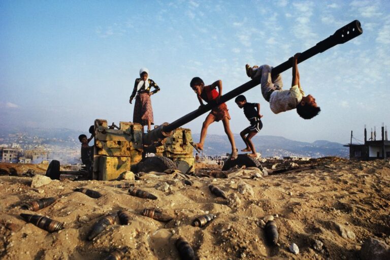 Beirut Libano 1982 ©Steve McCurry Le icone di Steve McCurry a Pisa. La mostra fotografica agli Arsenali della Repubblica