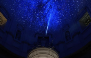 Il soffitto della Chiesa degli Artisti di Roma si trasforma in una volta celeste