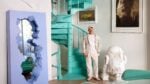 Daniel Arsham fotografato accanto alla scala a chiocciola in ghisa originale della ex caserma dei pompieri, ora dipinta in Arsham Green