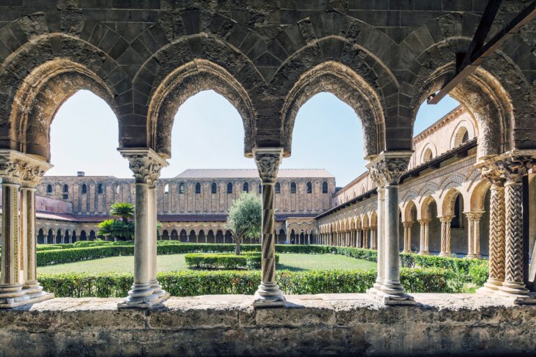 Dariolp83, Chiostro della Cattedrale di Santa Maria Nuova a Monreale, città metropolitana di Palermo, Fonte Wikimedia