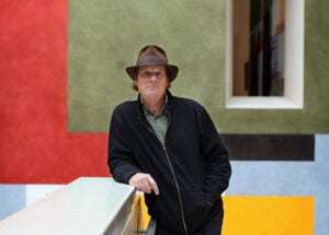 Regalo di Natale del grande artista David Tremlett alle sue Langhe. Arte pubblica in un ex asilo