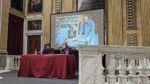 Davide Ferrario all’incontro Italo Calvino e le città, Genova, Palazzo Ducale (sullo schermo, il regista con Violante Placido). Photo Linda Kaiser