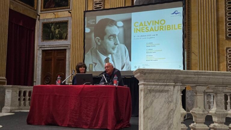 Davide Ferrario all’incontro Italo Calvino e le città, Genova, Palazzo Ducale (sullo schermo, il regista con Violante Placido). Photo Linda Kaiser