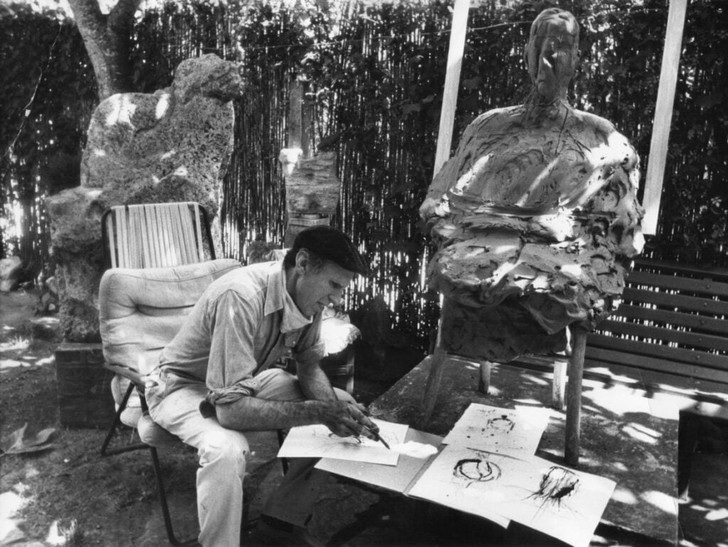 Ernesto Treccani nel suo giardino, casa a Forte dei Marmi, courtesy Archivio Fondazione Corrente Onlus