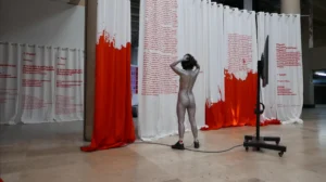 Siamo soli ma sottoposti a molti sguardi. Lili Reynaud-Dewar in mostra a Parigi 