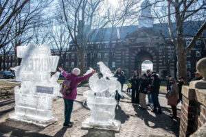 New York si popola di sculture di ghiaccio per il Governors Island Ice Sculpture Show
