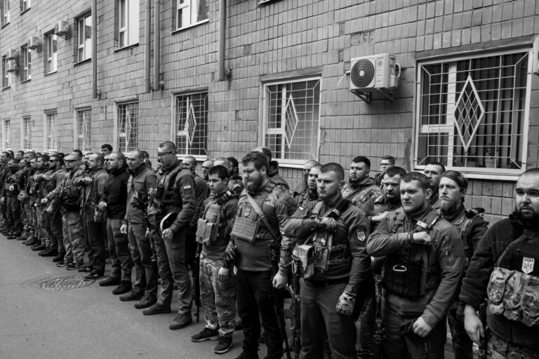 I funerali di due membri della brigata Azov nel cortile dell'ospedale regionale di Kharkiv, Ucraina, 2022 © Paolo Pellegrin / Magnum Photos