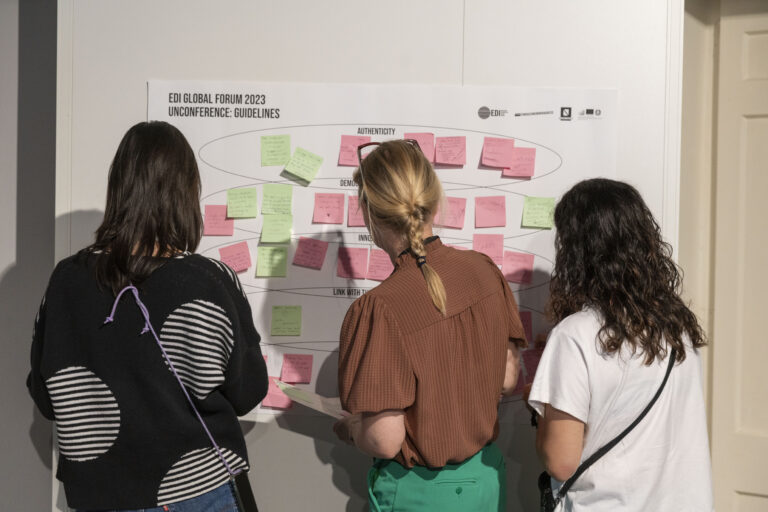 I partecipanti di EDI Global Forum contribuiscono alla riflessione sul futuro dei musei nel corso della Unconference. Documentazione fotografica a cura di Maurizio Esposito; Fotografie di Maurizio Esposito, Valeria Laureano, Amedeo Benestante, Alessandro Gattuso, Serena Schettino; Courtesy Fondazione Morra Greco