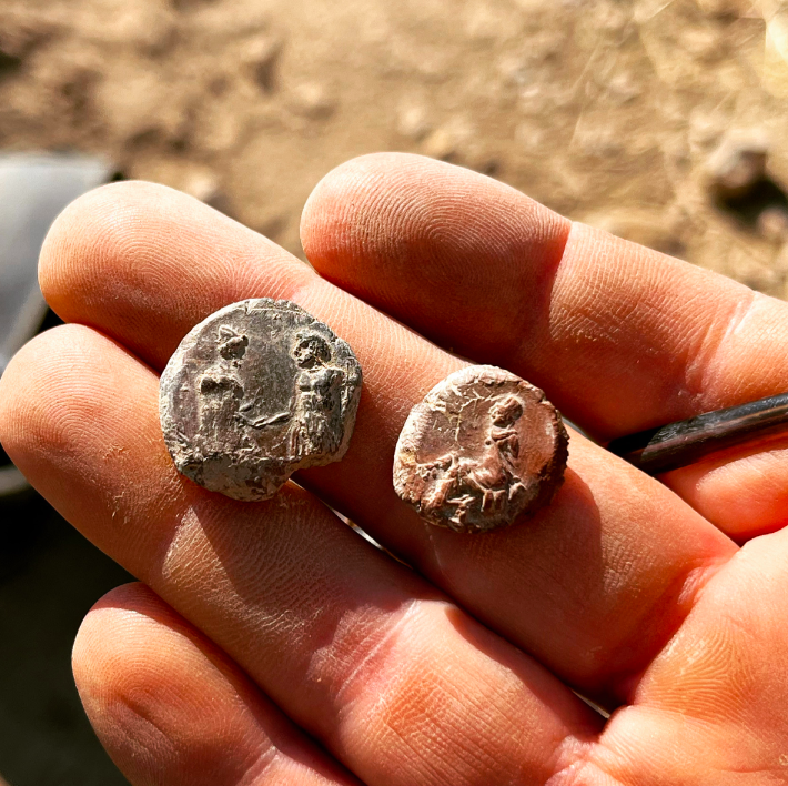 I reperti rinvenuti a Doliche © Asia Minor Research Centre 1 Nuovi reperti ritrovati nel sito archeologico di Doliche. Sono oltre duemila