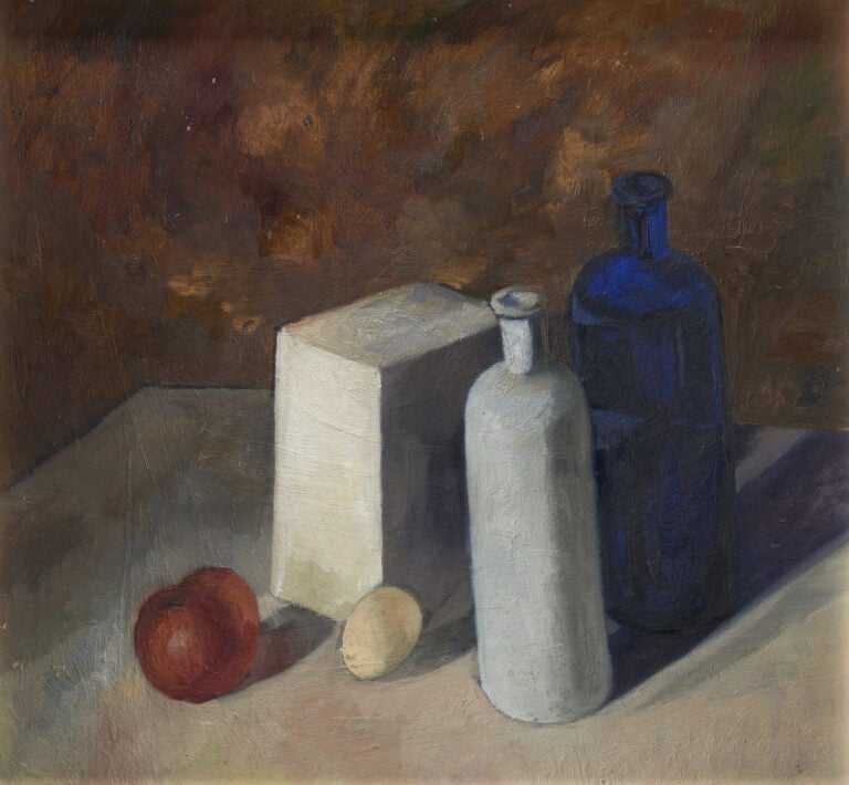 Ida Donati, Composizione con bottiglie, uova, mela e un solido, olio su compensato