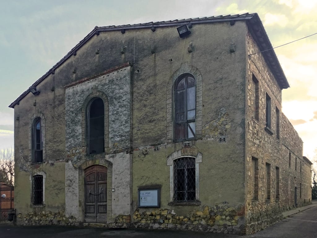 Il Teatro di Gambassi prima della demolizione Demolito in Toscana lo storico Teatro Comunale di Gambassi, al suo posto un discutibile centro polifunzionale