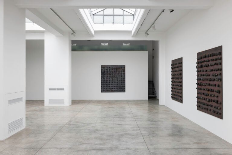 Jannis Kounellis, installation view at Cardi Gallery, Milano, 2023. Photo © Gianluca Di Ioia
