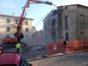 Demolito in Toscana lo storico Teatro Comunale di Gambassi, al suo posto un discutibile centro polifunzionale