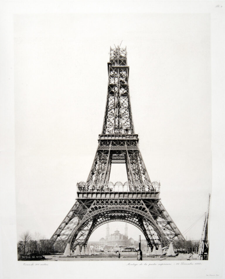 La tour en construction, 1888-1889. Gustave Eiffel, La tour de Trois cents mètres, Paris, Sté des imprimeries Lemercier, 1900