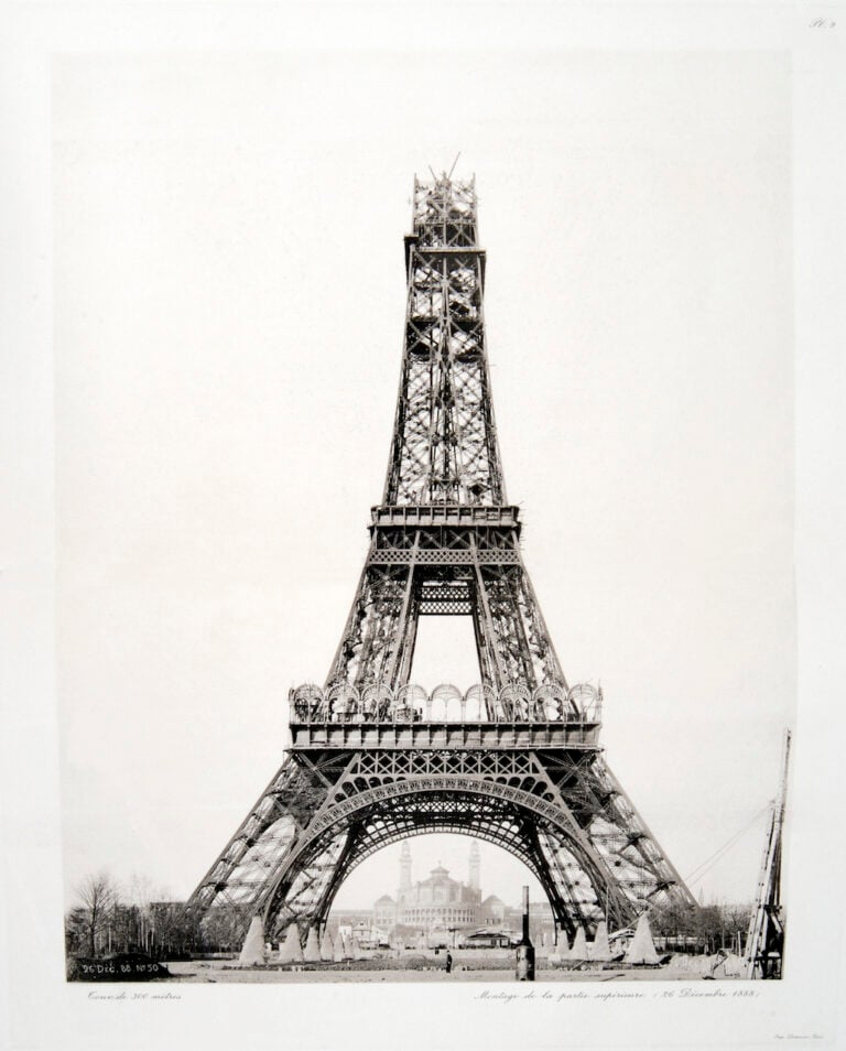 La tour en construction, 1888-1889. Gustave Eiffel, La tour de Trois cents mètres, Paris, Sté des imprimeries Lemercier, 1900