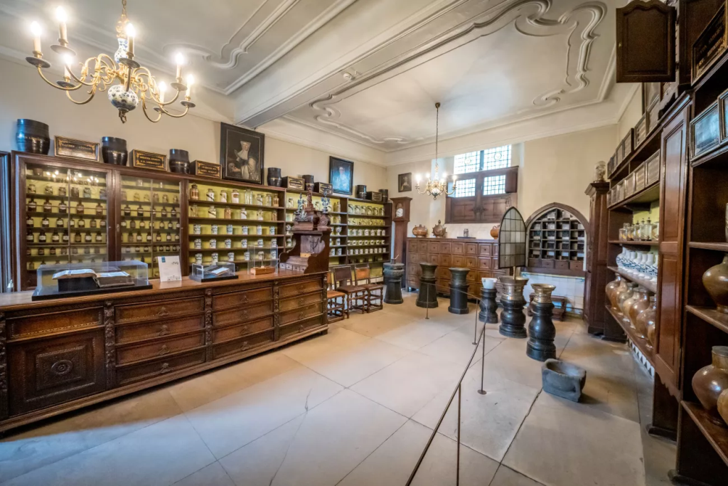 L’antica farmacia dell’ospedale © VisitBruges. Photo Jan Darthet