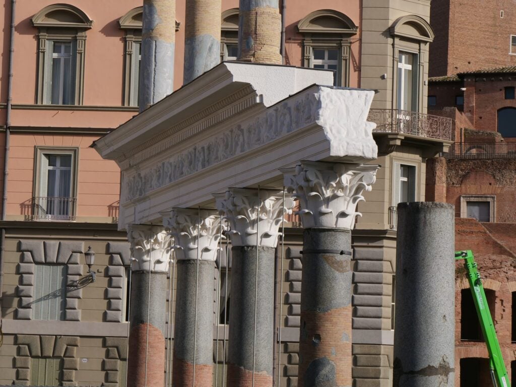 L'architrave della Basilica Ulpia ricostruito per sostenere le colonne originali